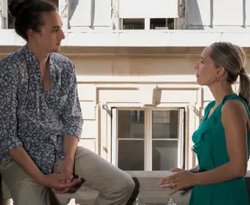 Deux comédiennes en scène, sur un balcon