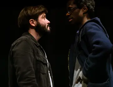Deux comédiens face à face, sur scène